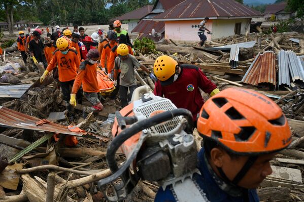 Lực lượng cứu hộ Indonesia trên đảo Sulawesi đang bị lũ lụt - Sputnik Việt Nam