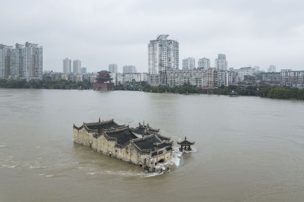 Đền Quan Âm (Guanyin) ở Vũ Hán bị ngập do mực nước sông Dương Tử dâng cao - Sputnik Việt Nam
