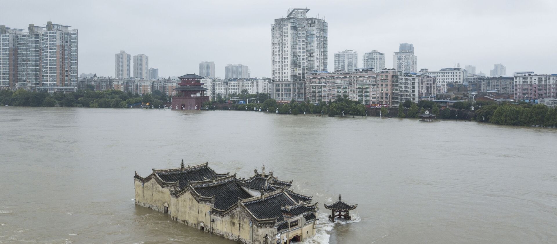 Đền Quan Âm (Guanyin) ở Vũ Hán bị ngập do mực nước sông Dương Tử dâng cao - Sputnik Việt Nam, 1920, 20.07.2020