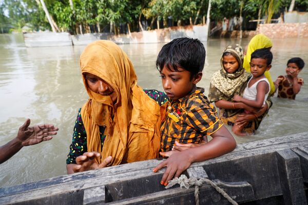 Các nạn nhân lũ lụt lên thuyền để qua suối ở Jamalpur, Bangladesh - Sputnik Việt Nam