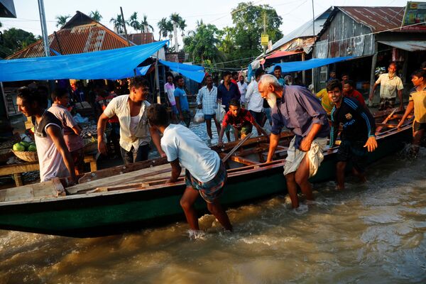 Người và thuyền trên con đường ngập lụt ở Bangladesh - Sputnik Việt Nam