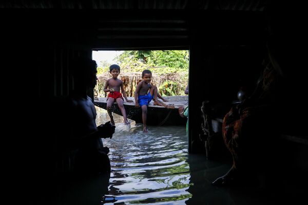 Trẻ em trên chiếc thuyền tại con đường ngập lụt ở Bangladesh - Sputnik Việt Nam