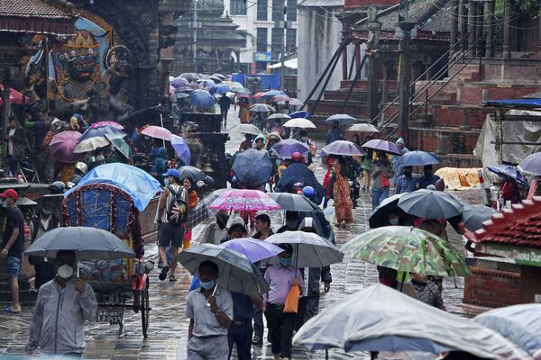 Người đi trong mưa ở Kathmandu - Sputnik Việt Nam