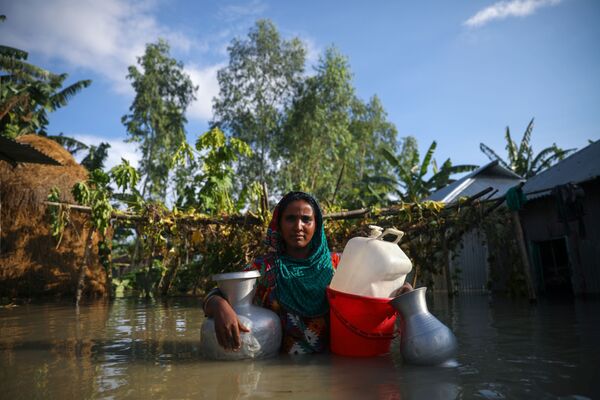 Người phụ nữ bên giếng ở thành phố Bogra (Bangladesh) bị ngập lụt - Sputnik Việt Nam
