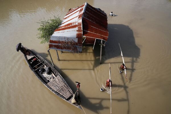 Ngư dân ở thành phố Jamalpur (Bangladesh) bị ngập lụt - Sputnik Việt Nam