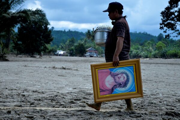 Người đàn ông với bức tranh trên đảo Sulawesi bị lũ lụt
 - Sputnik Việt Nam