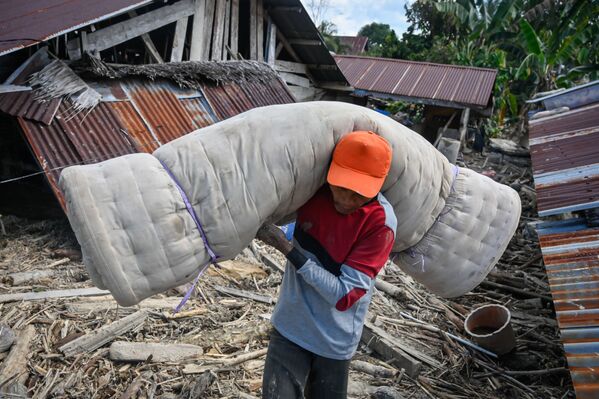 Người dân địa phương với đồ đạc trên đảo Sulawesi (Indonesia) bị lũ lụt - Sputnik Việt Nam