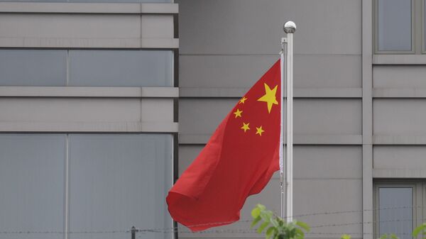 Cờ trong khuôn viên của Tổng lãnh sự quán Trung Quốc tại Houston - Sputnik Việt Nam