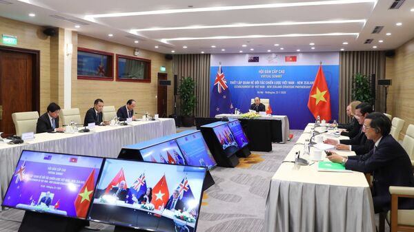 Thủ tướng Nguyễn Xuân Phúc hội đàm trực tuyến với Thủ tướng New Zealand Jacinda Ardern.  - Sputnik Việt Nam