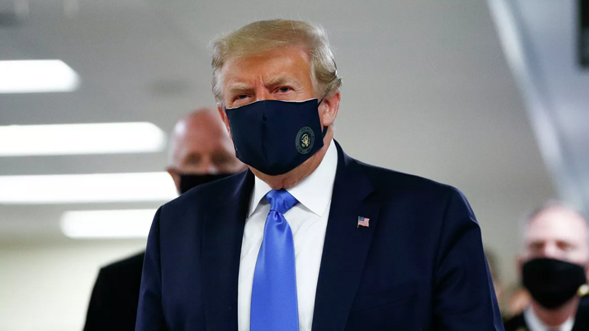 Trump đeo mặt nạ lần đầu tiên trong đại dịch COVID-19 - Sputnik Việt Nam, 1920, 29.11.2021