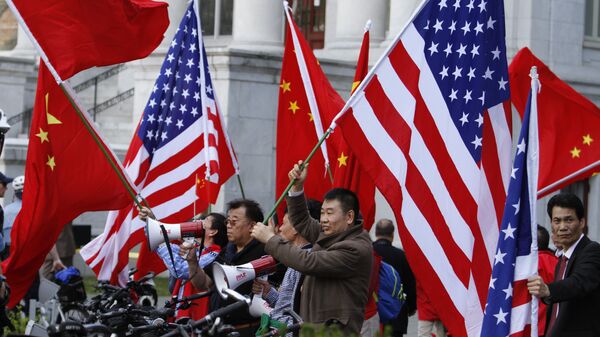 Dân vẫy cờ Mỹ và Trung Quốc - Sputnik Việt Nam