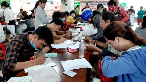 Người lao động mất việc làm đăng ký nhận trợ cấp thất nghiệp tại Trung tâm Dịch vụ việc làm tỉnh Bình Dương. - Sputnik Việt Nam