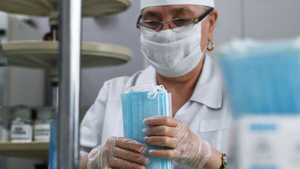 Một nhân viên của nhà thuốc số 6 chuẩn bị mặt nạ y tế dùng một lần trong các gói - Sputnik Việt Nam