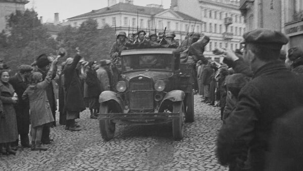 Dân số Latvia chào đón sự gia nhập của các đơn vị Quân đội Liên Xô vào thành phố Vilna, 1939 - Sputnik Việt Nam