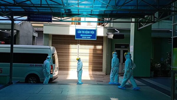 Bệnh nhân nghi nhiễm COVID-19 được chuyển đến Bệnh viện Đà Nẵng để điều trị, theo dõi.  - Sputnik Việt Nam