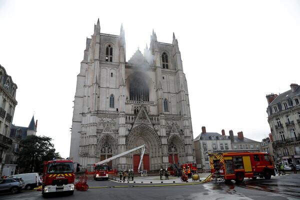 Dập đám cháy tại Nhà thờ Saint-Pierre-et-Saint-Paul ở Nantes, Pháp - Sputnik Việt Nam