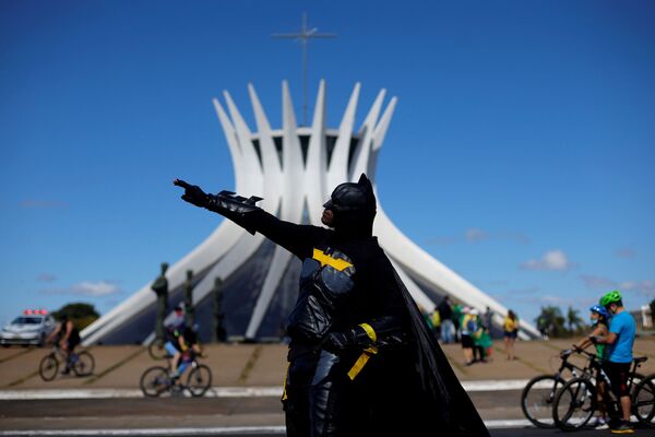 Thành viên biểu tình trong trang phục Người Dơi (Batman) ở Brazil - Sputnik Việt Nam