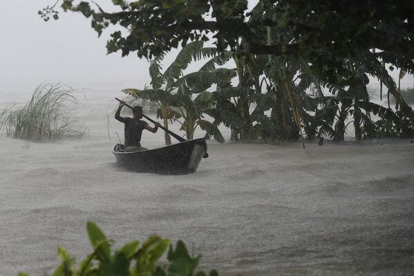 Người đàn ông trên thuyền trong trận lụt ở Dohar, Bangladesh - Sputnik Việt Nam