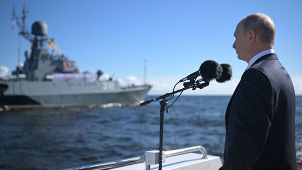 Ông Putin tham gia lễ hội kỷ niệm tôn vinh Ngày Hải quân Nga tại Saint-Peterburg. - Sputnik Việt Nam