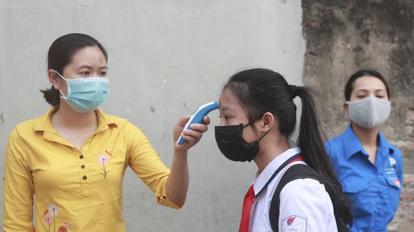 Kiểm tra nhiệt độ tại một trường trung học ở Hà Nội, Việt Nam. - Sputnik Việt Nam