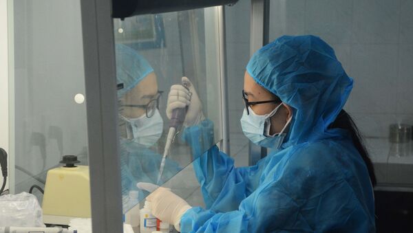 Nhân viên xét nghiệm của Trung tâm Kiểm soát bệnh tật thành phố Đà Nẵng tích cực xét nghiệm các mẫu tiếp xúc gần với bệnh nhân mắc COVID-19. - Sputnik Việt Nam