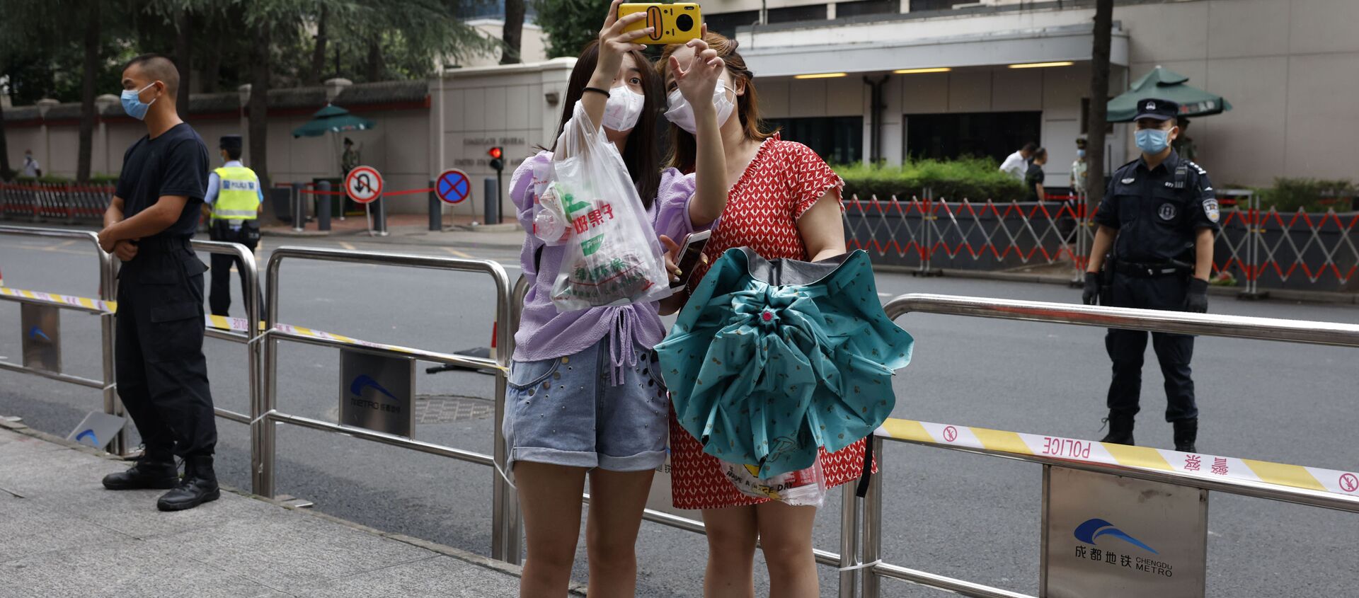 Các cô gái tđang chụp ảnh tự sướng bên ngoài Lãnh sự quán Hoa Kỳ ở Thành Đô, Trung Quốc. - Sputnik Việt Nam, 1920, 30.12.2020