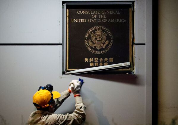 Gỡ bỏ những tấm bảng khỏi Lãnh sự quán Hoa Kỳ tại Thành Đô, Trung Quốc - Sputnik Việt Nam