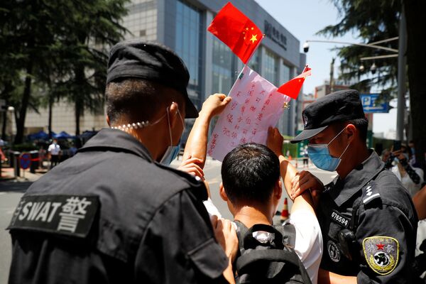 Cảnh sát bắt giữ gười biểu tình bên ngoài lãnh sự quán Hoa Kỳ cũ ở Thành Đô, Trung Quốc - Sputnik Việt Nam