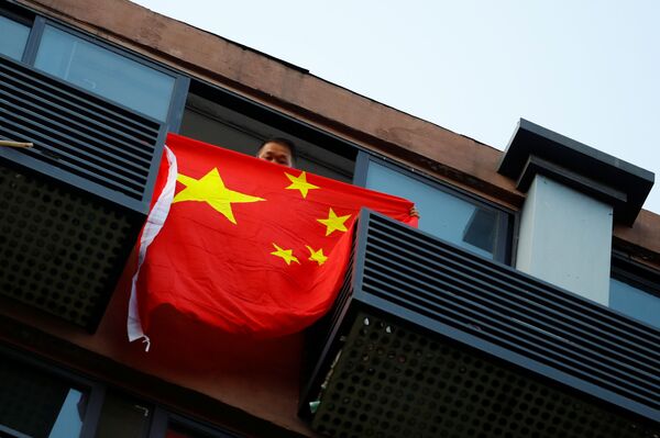 Người đàn ông với cờ Trung Quốc trong ngôi nhà đối diện Lãnh sự quán Hoa Kỳ tại Thành Đô - Sputnik Việt Nam