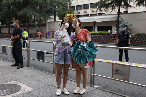 Các cô gái chụp ảnh selfie bên ngoài Lãnh sự quán Hoa Kỳ tại Thành Đô, Trung Quốc - Sputnik Việt Nam