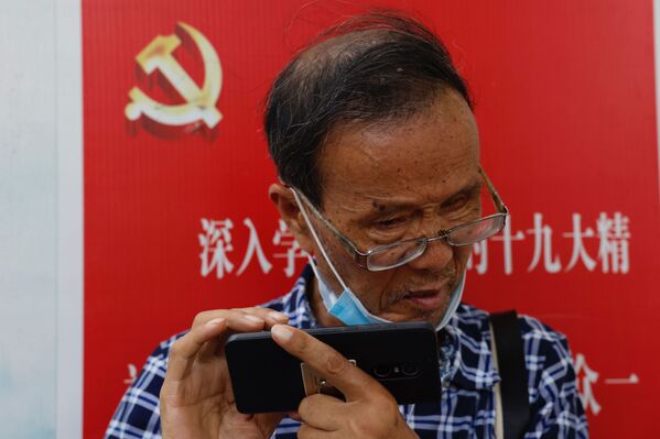 Cư dân chụp ảnh gần biểu tượng của Đảng Cộng sản Trung Quốc tại Lãnh sự quán Hoa Kỳ ở Thành Đô - Sputnik Việt Nam