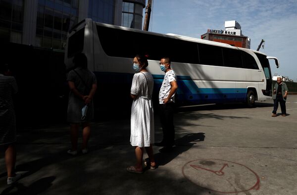 Xe buýt với đồ đạc của nhân viên Lãnh sự quán Hoa Kỳ tại Thành Đô, Trung Quốc - Sputnik Việt Nam