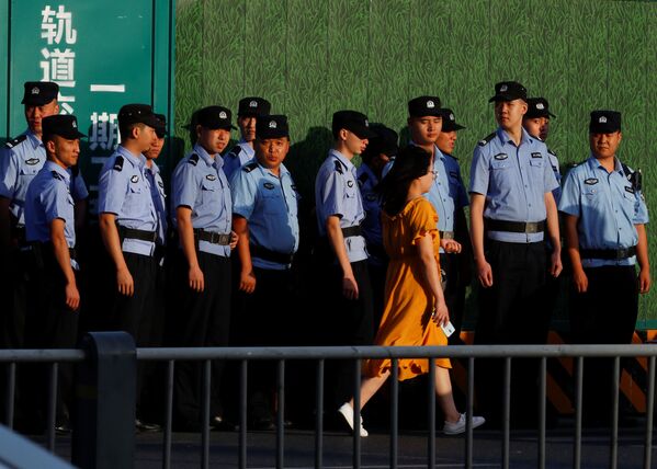 Cảnh sát bên ngoài Lãnh sự quán Hoa Kỳ tại Thành Đô, Trung Quốc - Sputnik Việt Nam