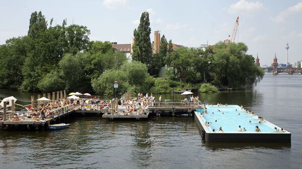 Trong hồ bơi ngoài trời trên sông Spree ở Berlin - Sputnik Việt Nam