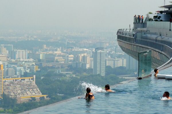 Bể bơi vô cực trên đỉnh tòa nhà chọc trời Sands Sky Park ở Singapore  - Sputnik Việt Nam