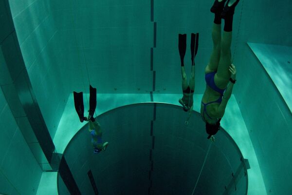 Huấn luyện lặn tự do trong bể bơi Y-40 The Deep Joy có độ sâu 42 mét - Sputnik Việt Nam