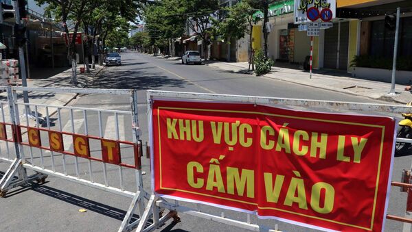 Tuyến đường Nguyễn Thị Minh Khai được ngăn rào chắn phong tỏa để phục vụ công tác phòng chống dịch COVID-19 tại Đà Nẵng. - Sputnik Việt Nam