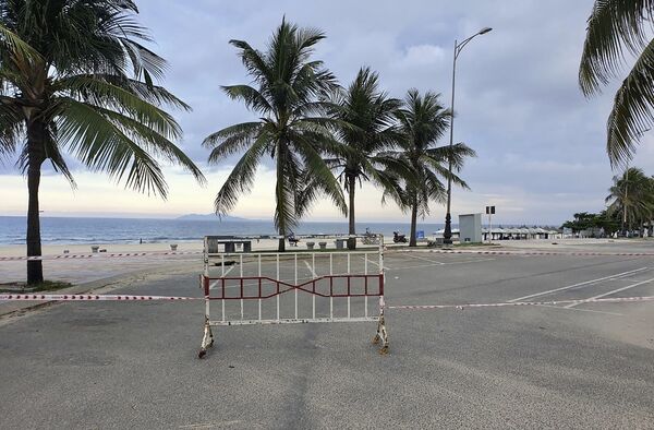 Lối vào bãi biển đã bị đóng ở Đà Nẵng, Việt Nam. - Sputnik Việt Nam