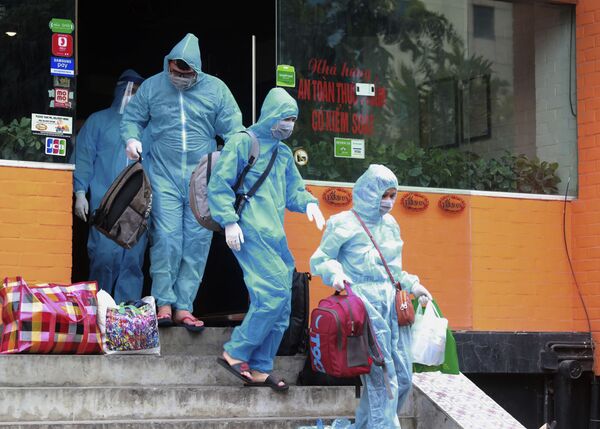 Các nhân viên y tế đang bước ra từ tiệm bánh pizza ở Hà Nội.  - Sputnik Việt Nam