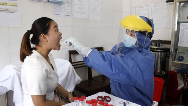 Lấy mẫu xét nghiệm phát hiện sớm SARS-CoV-2 bằng phương pháp Real time – PCR tại thành phố Lào Cai.  - Sputnik Việt Nam