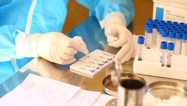 Nhân viên y tế lấy mẫu xét nghiệm của người dân xã Mai Đình, huyện Sóc Sơn. - Sputnik Việt Nam