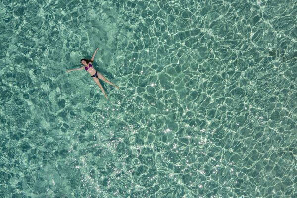 Cô gái trên biển ngoài khơi đảo Krisi gần đảo Crete, Hy Lạp - Sputnik Việt Nam
