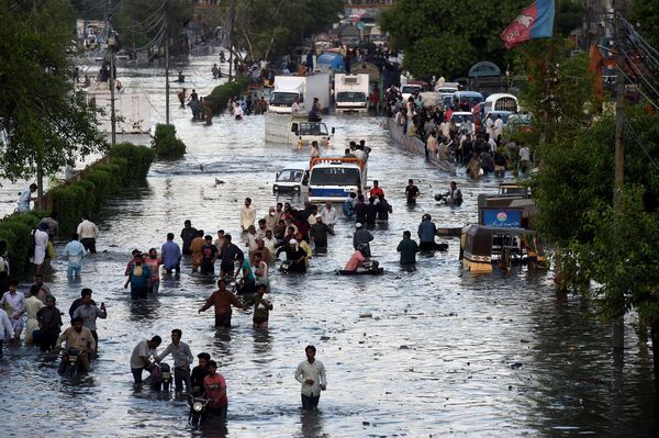 Đường phố bị ngập lụt ở thành phố Karachi, Pakistan - Sputnik Việt Nam