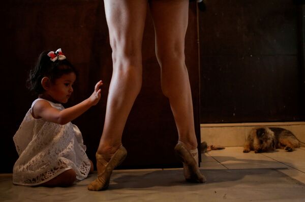 Một nữ diễn viên ba lê cùng con gái trong  buổi đào tạo trực tuyến cho đoàn kịch ballet de Monterrey ở thành phố Monterrey của Mexico - Sputnik Việt Nam