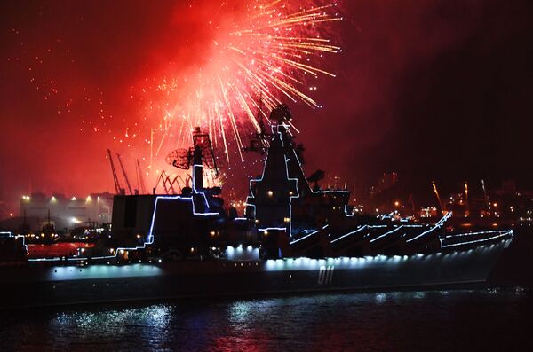 Pháo hoa ở Vladivostok vinh danh Ngày Hải quân - Sputnik Việt Nam