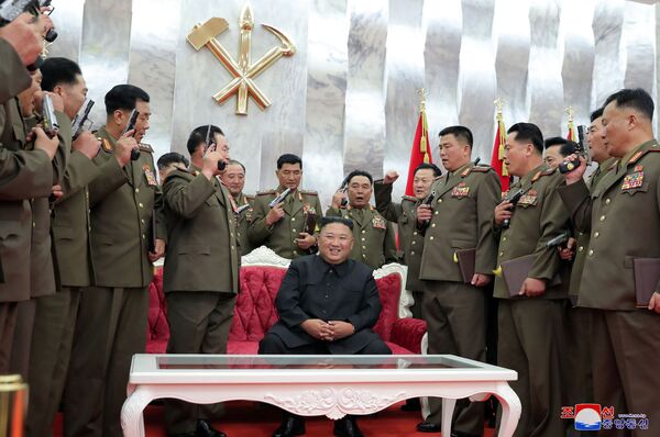 Kim Jong-un sau khi tặng súng ngắn kỷ niệm cho các sĩ quan của Lực lượng Vũ trang CHDCND Triều Tiên - Sputnik Việt Nam