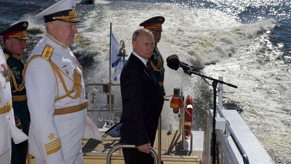 Tổng thống Nga, Tổng tư lệnh tối cao Vladimir Putin chào đón những người tham gia cuộc diễu hành hải quân chính nhân dịp Ngày của Hải quân Nga trên con đường Kronstadt ở Vịnh Phần Lan - Sputnik Việt Nam