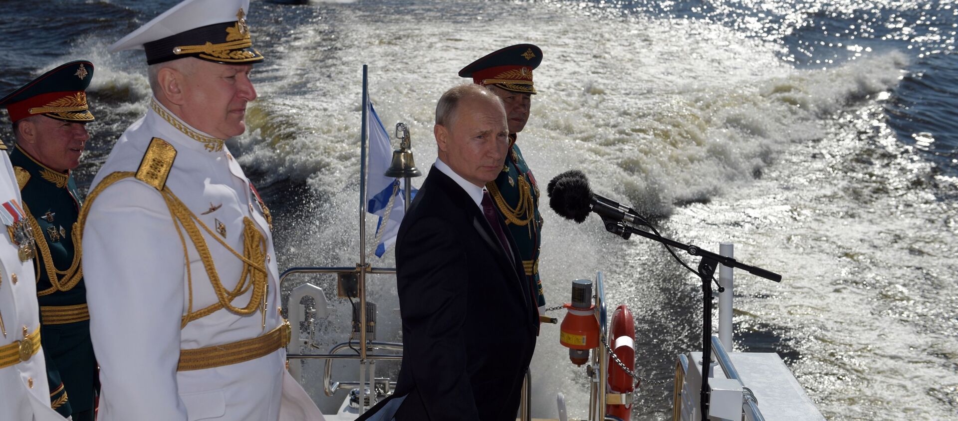 Tổng thống Nga, Tổng tư lệnh tối cao Vladimir Putin chào đón những người tham gia cuộc diễu hành hải quân chính nhân dịp Ngày của Hải quân Nga trên con đường Kronstadt ở Vịnh Phần Lan - Sputnik Việt Nam, 1920, 31.07.2020