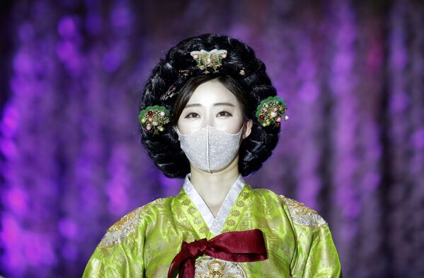 Người mẫu tại buổi trình diễn thời trang khẩu trang đầu tiên tại Seoul - Sputnik Việt Nam