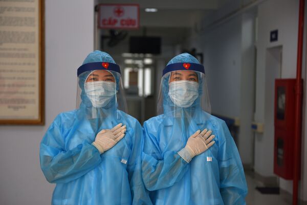 Nhân viên y tế mặc quần áo bảo hộ tại trung tâm xét nghiệm coronavirus COVID-19 tạm thời tại Hà Nội, Việt Nam - Sputnik Việt Nam